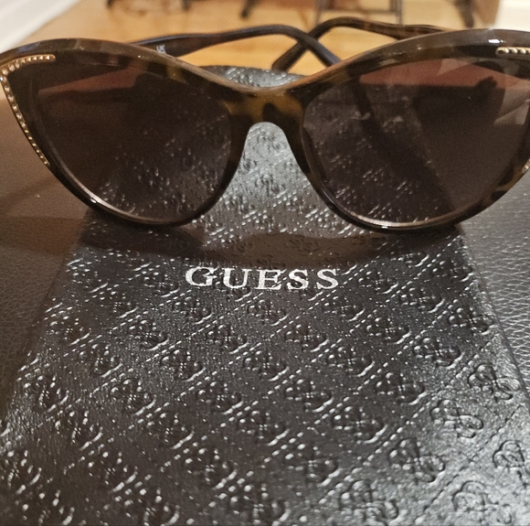 Guess Brown Tortoise Sunglasses main image 4